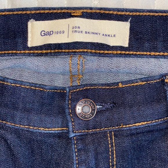 GAP True Skinny Ankle dark wash denim jeans. - Picture 4 of 5